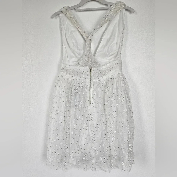 Lulu's Ailey plunge white daisy mini dress with twisted racerback glitter NWT - Picture 3 of 8